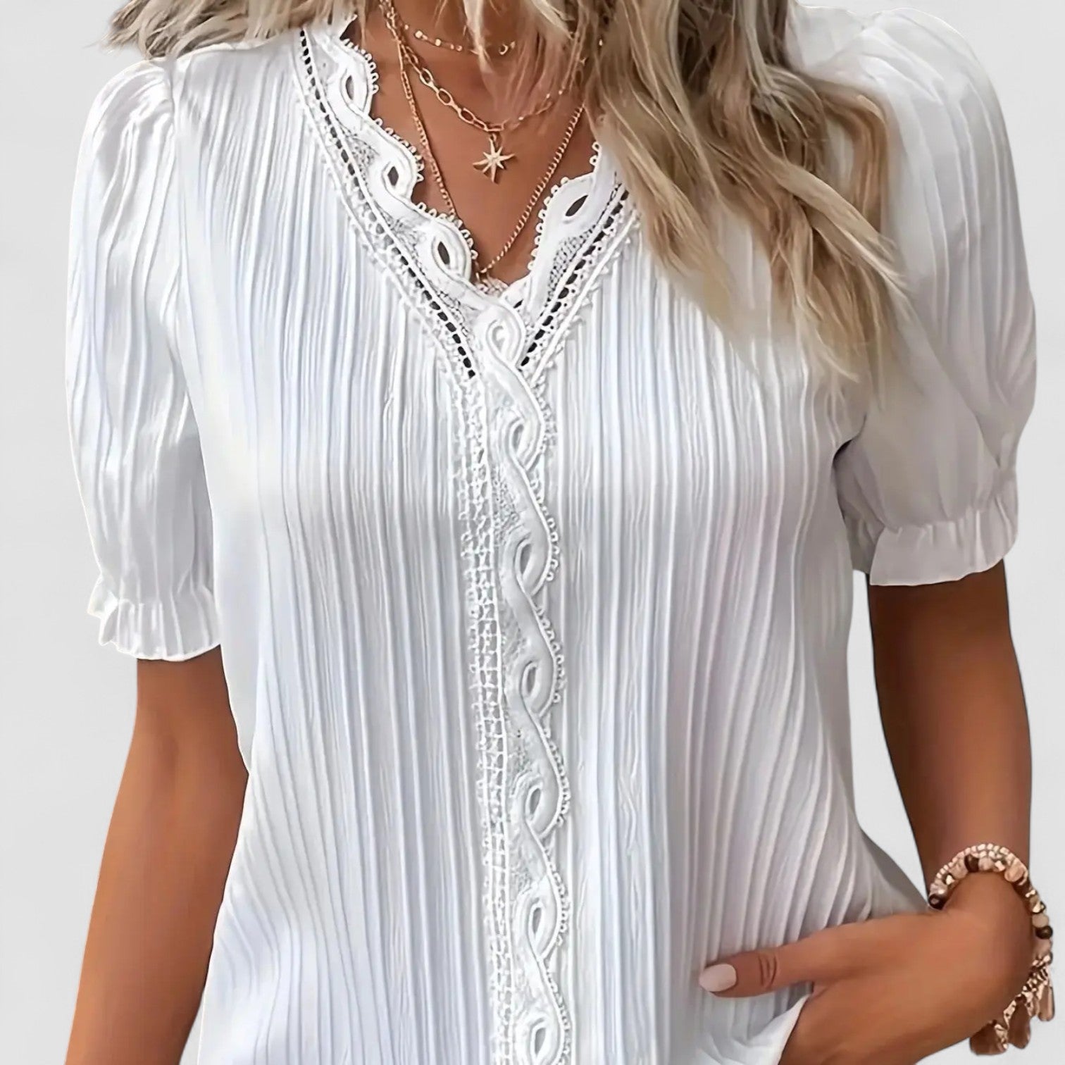 Sofie | Elvira – Bluse med spids og plisserede detaljer