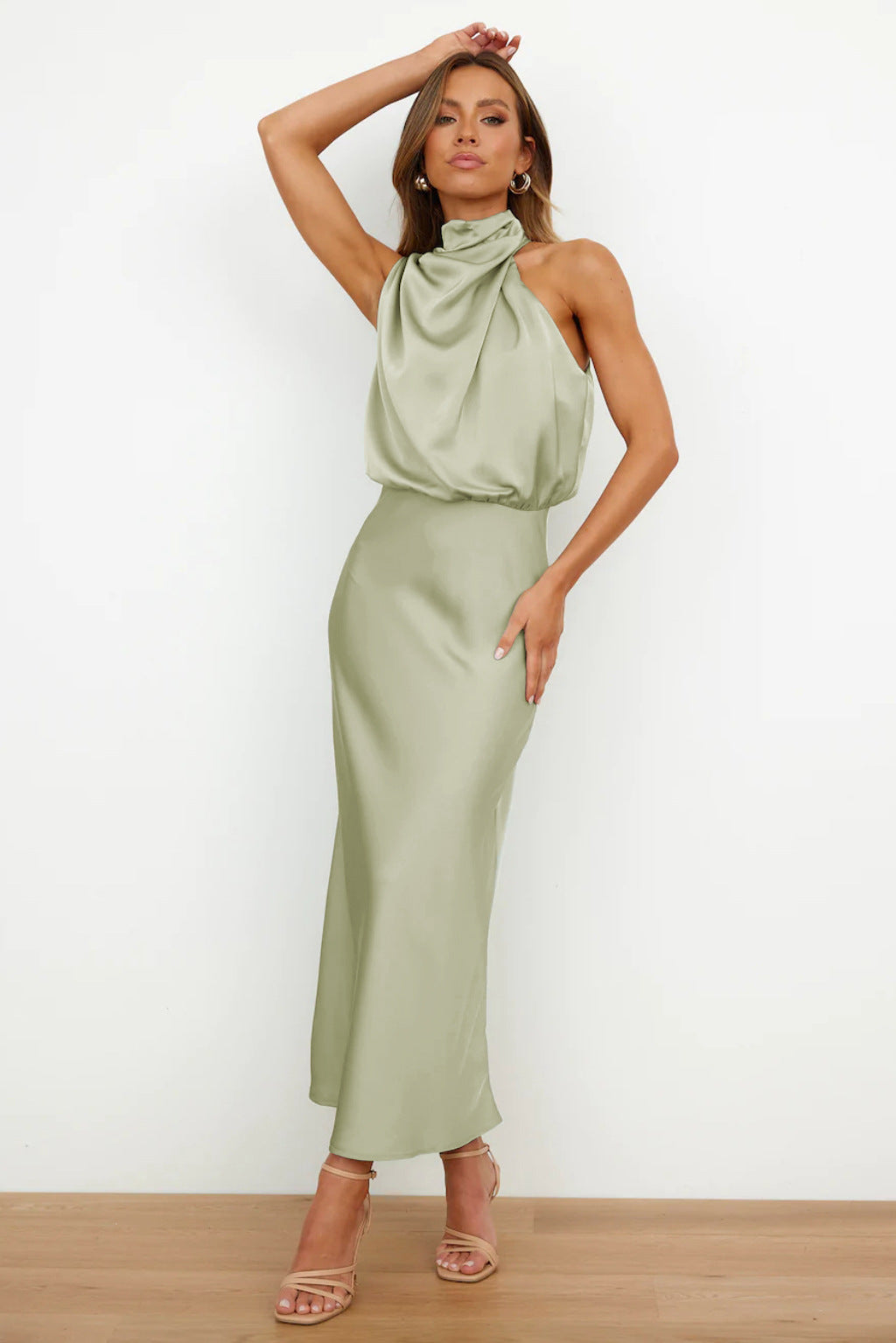 Carlina | Lang satin kjole med halterneck