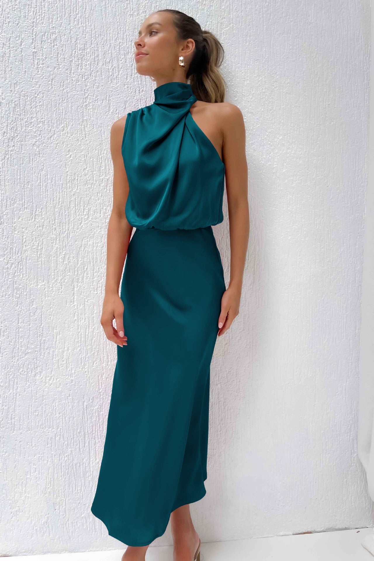 Carlina | Lang satin kjole med halterneck