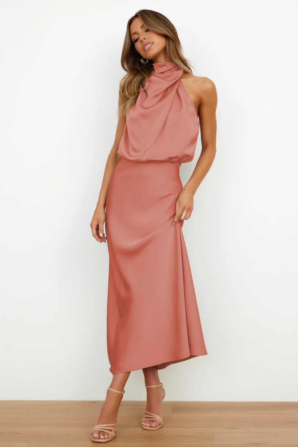 Carlina | Lang satin kjole med halterneck