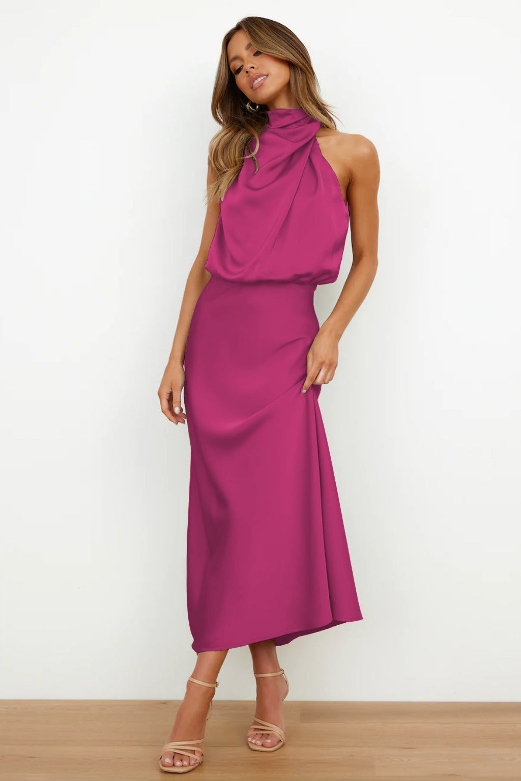 Carlina | Lang satin kjole med halterneck