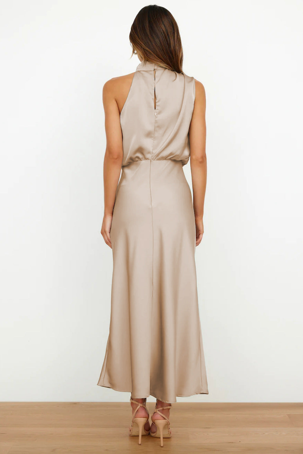 Carlina | Lang satin kjole med halterneck