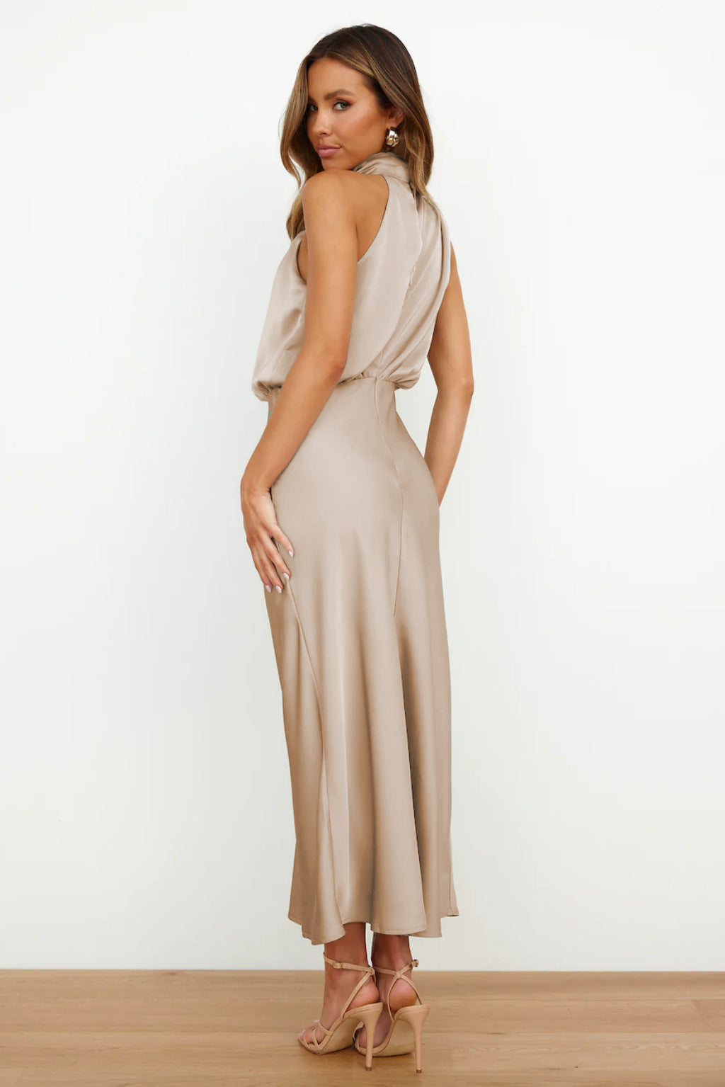 Carlina | Lang satin kjole med halterneck