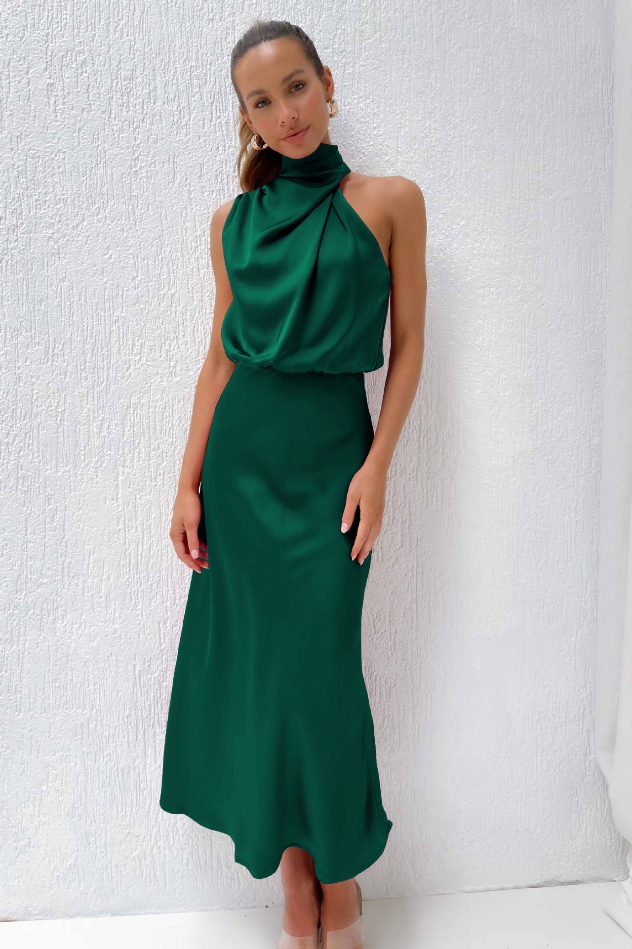 Carlina | Lang satin kjole med halterneck